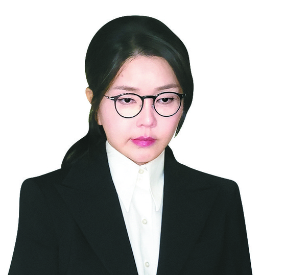 윤석열 전 대통령 부인 김건희 여사가 지난 8월 6일 서울 종로구 KT광화문빌딩 웨스트에 마련된 민중기 특별검사팀에서 피의자 신분으로 조사를 받고 귀가하고 있다. 연합뉴스