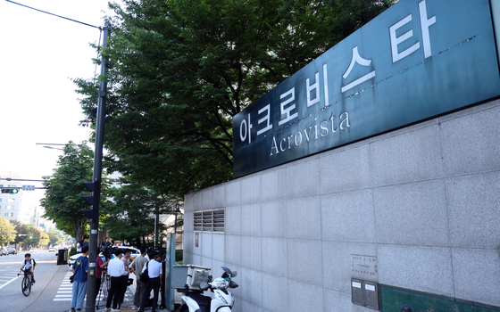 김건희 여사의 각종 의혹을 수사하는 민중기 특별검사팀이 지난 7월 25일 오전 양평 공흥지구 특혜 의혹과 관련해 윤석열 전 대통령 사저인 아크로비스타와 김 여사가 운영했던 코바나컨텐츠 등을 압수수색했다. 뉴스1