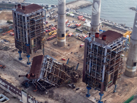 7일 울산 남구 동서발전 울산화력발전소 보일러 타워 붕괴현장. 무너진 5호기 좌우로 4호기·6호기가 서 있다. [뉴스1]
