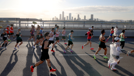 이달 2일 열린 ‘JTBC 서울마라톤’에는 3만4000명(풀코스 1만7000명)의 러너가 참가해 서울을 질주했다. 한강 다리 3개를 넘나드는 게 풀코스의 색다른 재미다. 양화대교 위를 달리는 사람들 뒤편으로 여의도 고층빌딩이 보인다. 장진영 기자