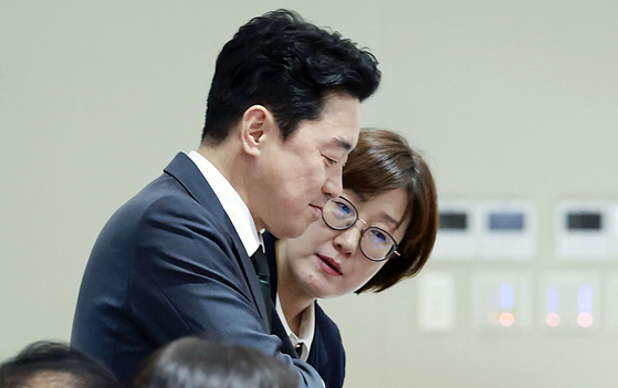 강훈식 대통령 비서실장(왼쪽)과 김현지 제1부속실장이 지난달 14일 용산 대통령실에서 열린 국무회의에서 대화하고 있다. 연합뉴스