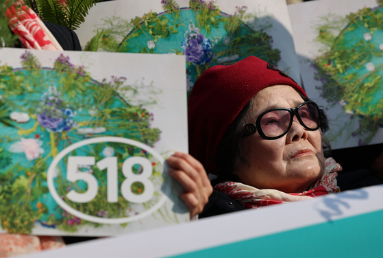 7일 오전 서울 서초구 서울중앙지방법원에서 열린 5·18 성폭력 피해자 첫 재판 관련 기자회견에서 5·18 성폭력 피해자 성수남씨가 생각에 잠겨 있다. 뉴스1