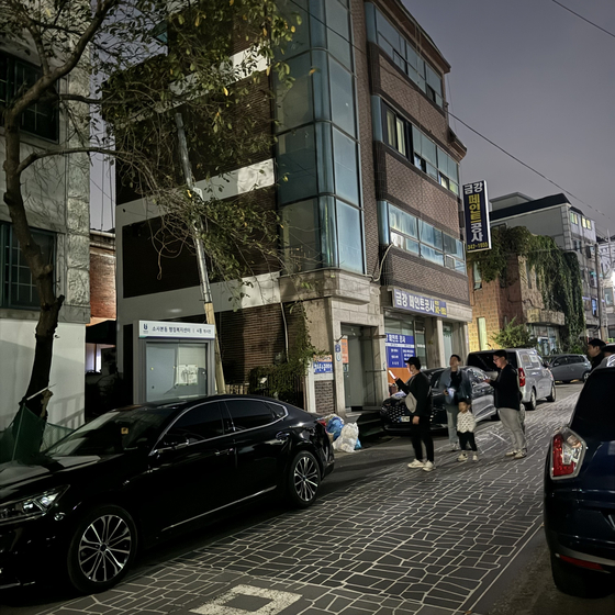 더불어민주당 권리당원 박성균씨가 지난해 하반기 자신이 속한 지역위원회에서 청년방범대를 조직해 야간 순찰 활동을 하고 있다. 순찰을 하며 접수한 우범지역 가로등 설치 등의 민원을 전달해 해결하는 성과를 거뒀다. 사진 박성균씨 제공