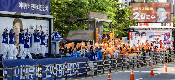 대선후보 첫 TV토론회가 열린 지난 5월 18일 서울 상암동 SBS 앞에서 각 당 후보 선거운동원들이 응원전을 벌이고 있다. 전민규 기자  