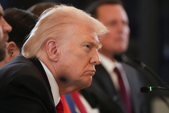 도널드 트럼프 미국 대통령이 지난 6일(현지시간) 미국 워싱턴 백악관 이스트룸에서 중앙아시아 국가 정상들과 만찬에 참석한 모습. AP=연합뉴스