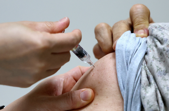 대구 한 병원에서 어르신이 독감 백신을 접종하고 있다. 사진 뉴시스 