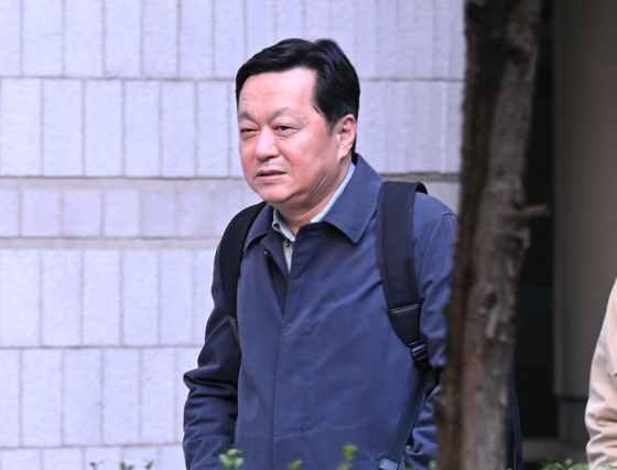 정진상 전 더불어민주당 대표실 정무조정실장이 7일 오전 서울 서초구 서울중앙지법에서 열린 특정범죄가중처벌등에관한법률위반(뇌물) 등 혐의 관련 공판에 출석하고 있다. 뉴스1