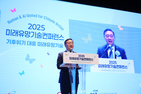 이식 한국과학기술정보연구원(KISTI) 원장이 6일 서울 삼성동 코엑스에서 열린 ‘2025 미래유망기술콘퍼런스’에서 개회사를 하고 있다. 이번 행사는 올해 20회째를 맞았다. [사진 KISTI] 