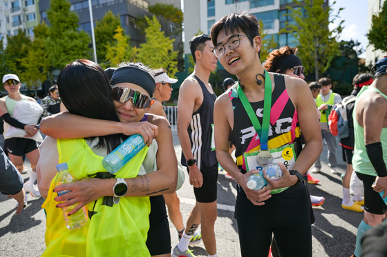 완주 메달을 받고 감격하는 러너들. [사진 러너블]