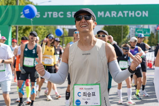 결승점을 통과한 뒤 기뻐하는 최승표 기자. [사진 러너블]