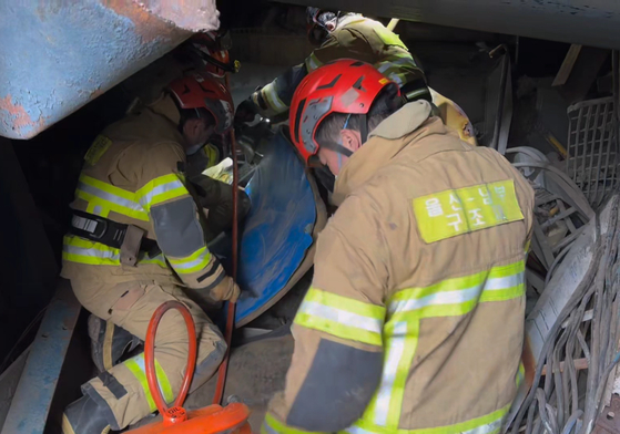 7일 오전 보일러타워 붕괴 사고가 난 울산 남구 남화동 소재 한국동서발전 울산발전본부 울산화력발전소에서 소방대원들이 매몰자를 구조하고 있다.   [사진 울산소방본부]