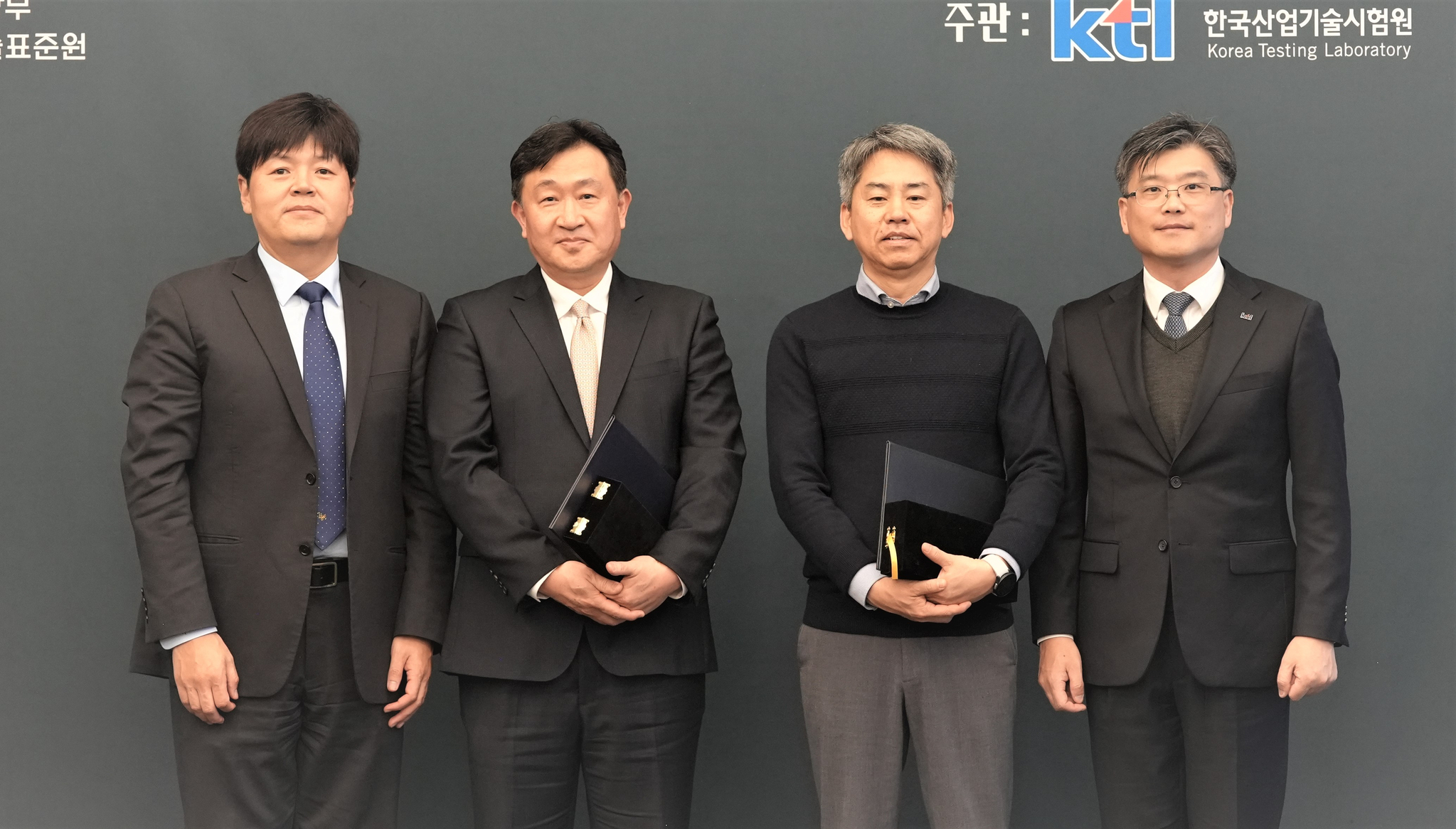 「2025 사실상표준화포럼 총회 및 컨퍼런스」에 참석한 관계자들이 기념사진을 촬영하고 있다. (왼쪽부터) 국가기술표준원 배진석 국제표준협력과장, 레보넥 서경석 대표이사, 대덕전자 김민성 상무, KTL 송태승 디지털산업본부장