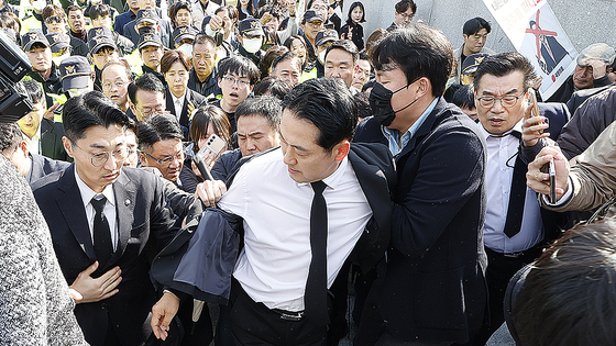 장동혁 국민의힘 대표(가운데)가 6일 광주광역시를 찾아 국립 5·18민주묘지를 참배하려 하자 광주전남촛불행동 회원들이 저지하고 있다. [뉴스1]
