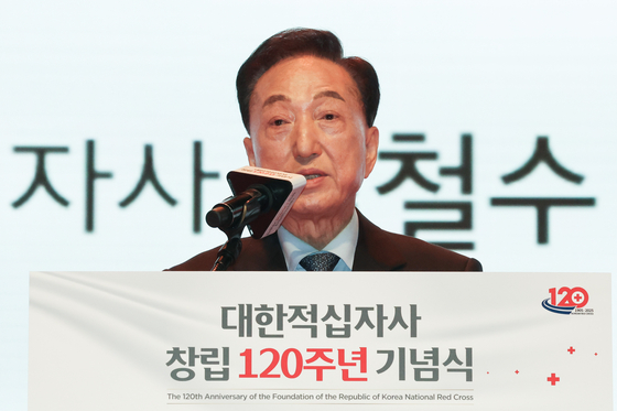 김철수 대한적십자사 회장이 지난 10월 27일 서울 강남구 코엑스에서 열린 '대한적십자사 창립 120주년 기념식'에서 기념사를 하고 있다. 연합뉴스