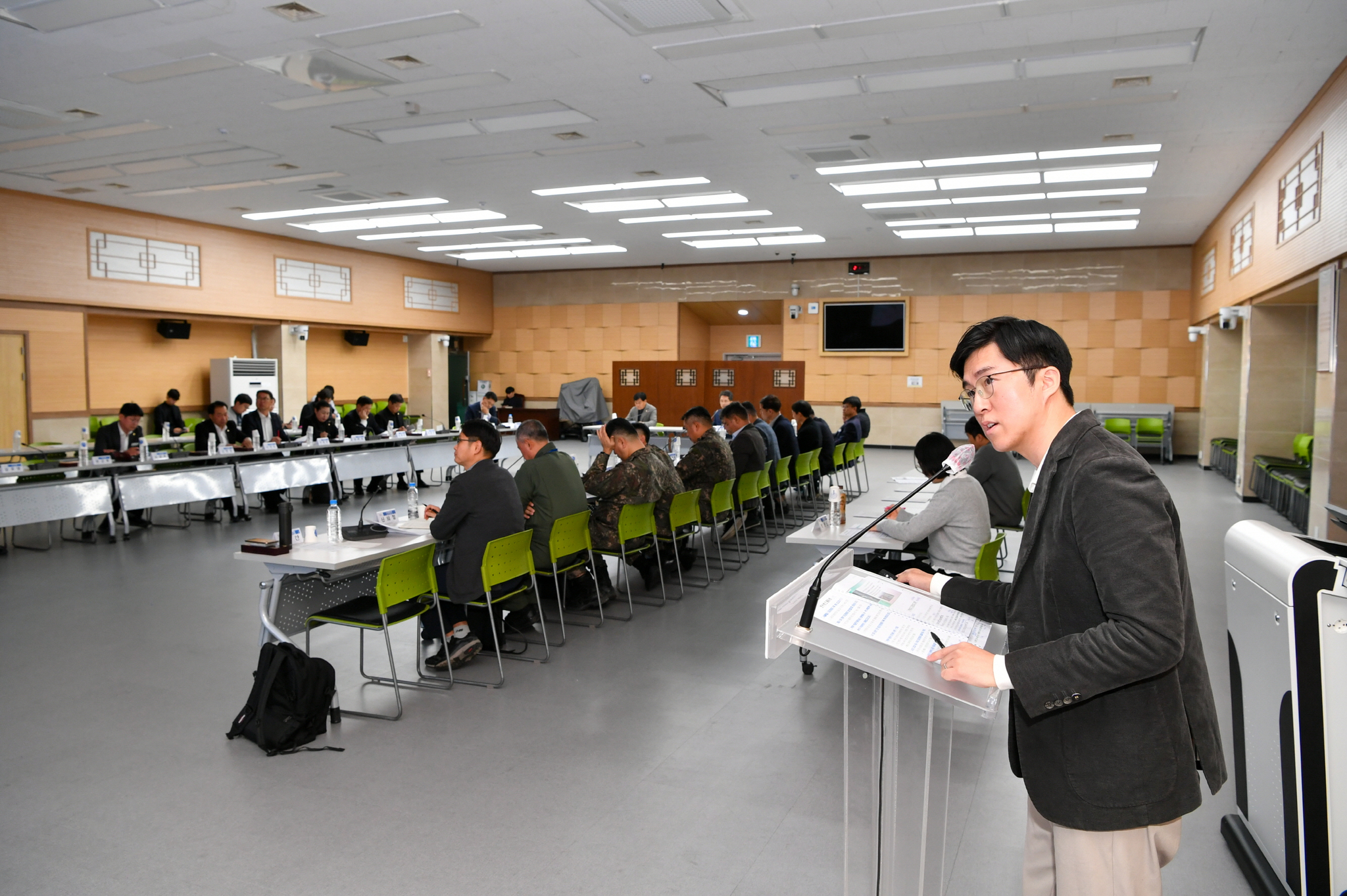 용역사 대표가 연구용역 최종보고를 발표하고 있다