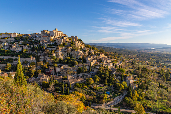 프랑스 프로방스 지방을 대표하는 마을, 고르드. 보클뤼즈 산맥 300~400m 자락에 자리 잡은 마을이 그림엽서 같다.