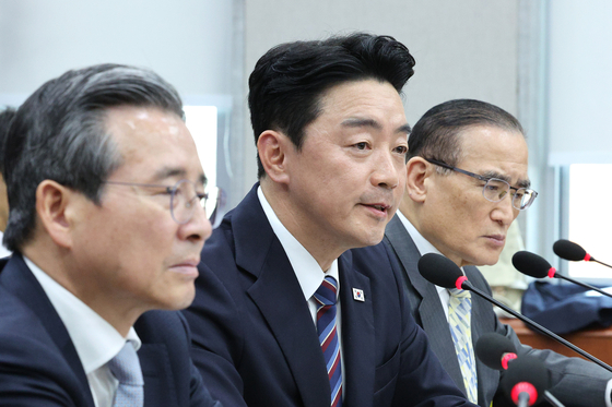 강훈식 대통령 비서실장이 6일 서울 여의도 국회에서 열린 국회운영위원회의 대통령비서실 등에 대한 국정감사에서 의원 질의에 답변하고 있다. 뉴스1