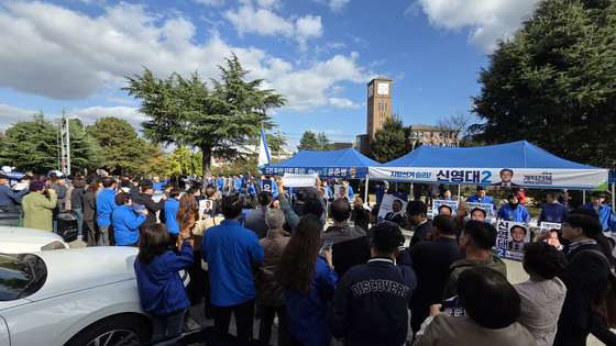 더불어민주당 전북도당 당원들이 지난 2일 전북 전주 전주대 JJ아트홀에서 열린 임시당원대회를 앞두고 자신이 지지하는 도당위원장 후보의 이름을 연호하고 있다. 전주=하준호 기자