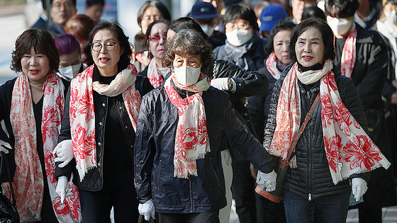  5·18 성폭력 피해자들이 7일 오전 서울 서초구 서울중앙지방법원에서 열린 국가 상대 손해배상 청구 소송에 참석하기 위해 이동하고 있다. 5·18 광주민주화운동 당시 계엄군 등에 의한 성폭력 피해자 및 가족 17인은 이날 법원에서 45년 만에 국가를 상대로 첫 재판에 나섰다. 뉴스1