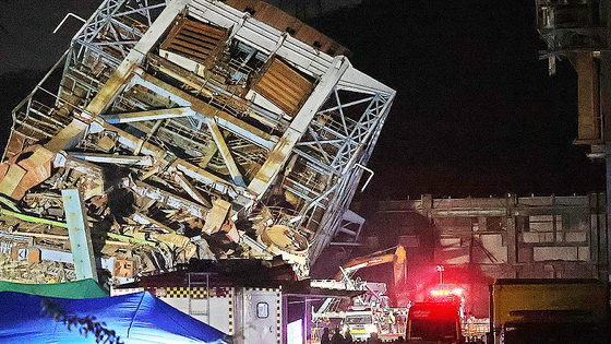  7일 새벽 울산 남구 동서발전 울산화력발전소 보일러 타워 붕괴현장에서 소방대원들이 매몰자 수색 및 구조작업을 벌이고 있다. 뉴스1