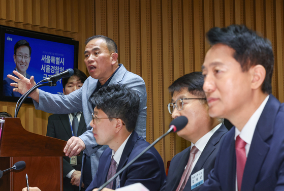 지난달 23일 국회 행정안전위원회의 서울시 국정감사에 출석한 명태균씨와 오세훈 시장. 연합뉴스