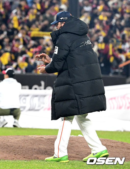 [OSEN=대전, 이대선 기자] 이변은 없었다. 2025시즌 우승팀은 무적 LG 트윈스다.프로야구 LG 트윈스는 31일 대전 한화생명볼파크에서 열린 2025 신한 SOL뱅크 KBO 한국시리즈(7전 4선승제) 한화 이글스와의 5차전에서 4-1로 승리했다.정규시즌 1위 LG는 시리즈 전적 4승 1패로 통합우승 금자탑을 쌓았다. LG의 통합우승은 1990년, 1994년, 2023년에 이은 통산 4번째로, 염경엽 감독은 2023년 부임 후 3년 사이 팀을 두 차례나 정상에올려놓는 위대한 업적을 달성했다. 2023년 1위, 2024년 3위, 2025년 1위로 KBO리그에 트윈스 왕조 시대를 활짝 열었다.반면 2위 한화는 플레이오프를 거쳐 2006년 이후 19년 만에 한국시리즈 무대를 밟았지만, LG의 벽을 넘지 못하며 1999년 이후 26년 만에 통산 두 번째 우승이 무산됐다.경기 종료 후 한화 폰세가 마운드 흙을 가져가고 있다. 2025.10.31 /sunday@osen.co.kr