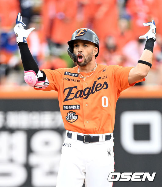 [OSEN=대전, 이대선 기자] 6회말 무사 2루에서 한화 리베라토가 우전 안타를 치고 환호하고 있다. 2025.10.18 /sunday@osen.co.kr