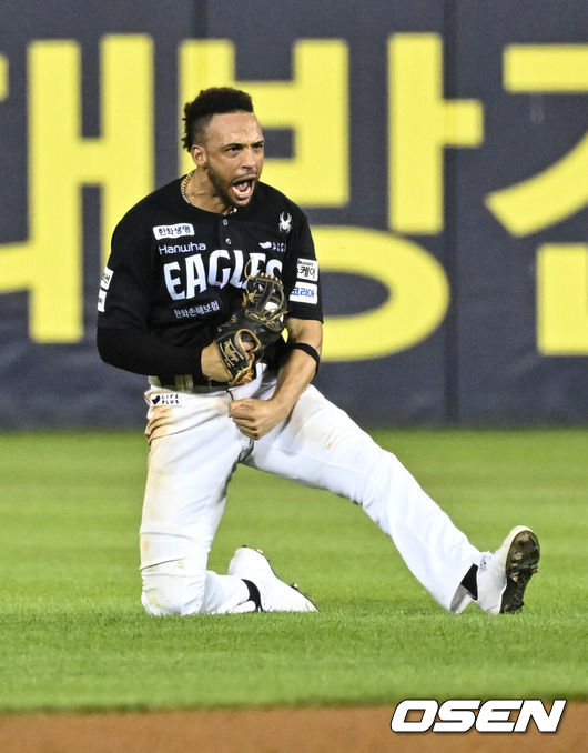 [OSEN=잠실, 조은정 기자] 연장 11회말 한화 중견수 리베라토가 두산 선두타자 박준순의 잘 맞은 타구에 호수비를 하고 있다. 2025.07.24 /cej@osen.co.kr