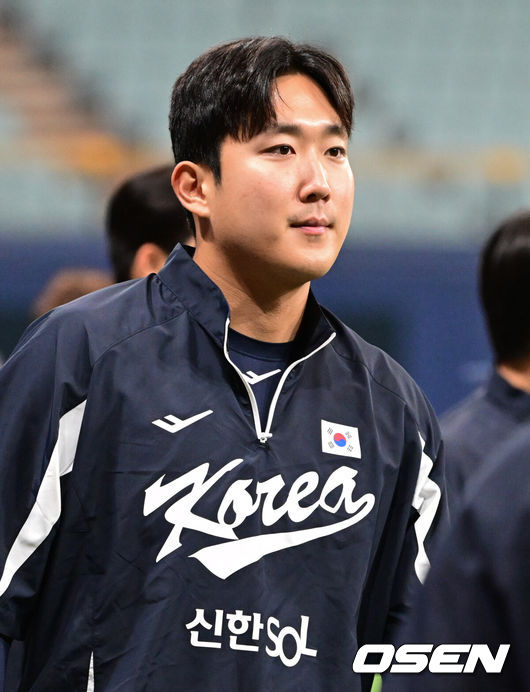 [OSEN=고척, 조은정 기자]류지현 감독이 이끄는 야구 대표팀이 7일 고척스카이돔에서 훈련을 진행했다.대표팀은 오는8일과 9일고척스카이돔에서 열리는 2025 K-베이스볼 시리즈 체코 대표팀과의 2경기를 시작으로15일과 16일 양일에 걸쳐 도쿄돔에서 일본 대표팀과 2경기를 치른다.야구 대표팀 손주영이 훈련을 나서고 있다. 2025.11.07 /cej@osen.co.kr