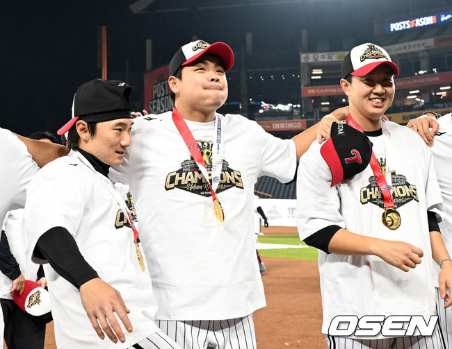 [OSEN=대전, 이대선 기자] 이변은 없었다. 2025시즌 우승팀은 무적 LG 트윈스다.프로야구 LG 트윈스는 31일 대전 한화생명볼파크에서 열린 2025 신한 SOL뱅크 KBO 한국시리즈(7전 4선승제) 한화 이글스와의 5차전에서 4-1로 승리했다.정규시즌 1위 LG는 시리즈 전적 4승 1패로 통합우승 금자탑을 쌓았다. LG의 통합우승은 1990년, 1994년, 2023년에 이은 통산 4번째로, 염경엽 감독은 2023년 부임 후 3년 사이 팀을 두 차례나 정상에올려놓는 위대한 업적을 달성했다. 2023년 1위, 2024년 3위, 2025년 1위로 KBO리그에 트윈스 왕조 시대를 활짝 열었다.반면 2위 한화는 플레이오프를 거쳐 2006년 이후 19년 만에 한국시리즈 무대를 밟았지만, LG의 벽을 넘지 못하며 1999년 이후 26년 만에 통산 두 번째 우승이 무산됐다.LG 선수단이 팬들과 함께 응원가를 부르고 있다. 2025.10.31 /sunday@osen.co.kr