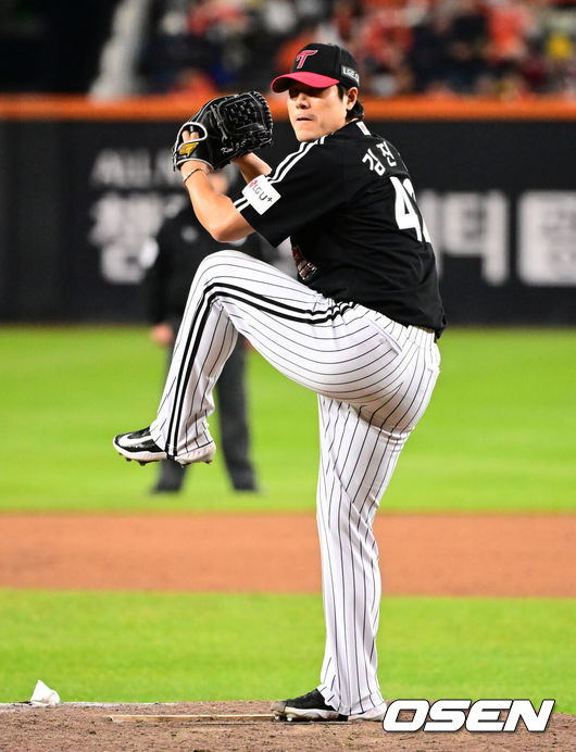 [OSEN=대전, 지형준 기자] 31일 대전 한화생명볼파크에서 2025 신한 SOL Bank KBO리그 포스트시즌 한국시리즈 5차전 한화 이글스와 LG 트윈스의 경기가 열렸다.이날 경기에 한화는 문동주를, LG는 톨허스트를 선발투수로 내세웠다. 8회말 LG 김진성이 역투하고 있다. 2025.10.31 /jpnews@osen.co.kr