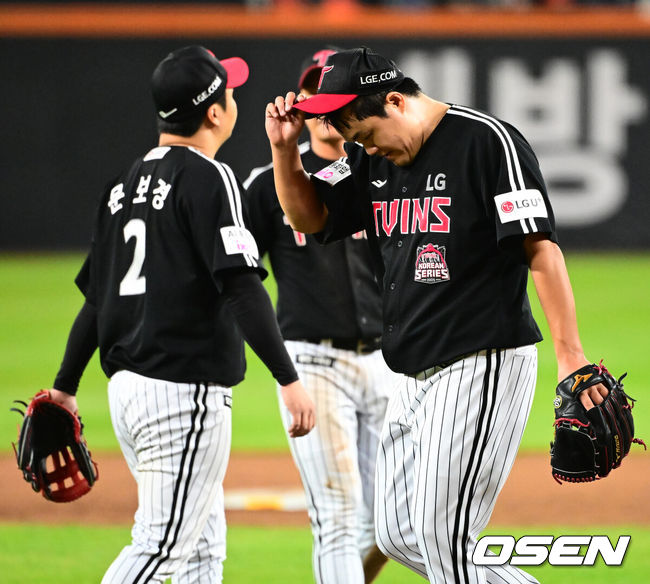 [OSEN=대전, 지형준 기자] 30일 대전 한화생명볼파크에서 2025 신한 SOL Bank KBO리그 포스트시즌 한국시리즈 4차전 한화 이글스와 LG 트윈스의 경기가 열렸다.이날 경기에 한화는 와이스를, LG는 치리노스를 선발투수로 내세웠다. 7회말 2사 2,3루에서 LG 장현식이 한화 문현빈에 2타점 중전 적시타를 허용하며 교체되고 있다. 2025.10.30 / jpnews@osen.co.kr