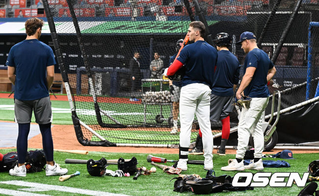 [OSEN=고척, 조은정 기자]체코 야구 대표팀이 7일 고척스카이돔에서 훈련을 진행했다.한국 야구 대표팀은 오는8일과 9일고척스카이돔에서 열리는 2025 K-베이스볼 시리즈 체코 대표팀과의 2경기를 시작으로15일과 16일 양일에 걸쳐 도쿄돔에서 일본 대표팀과 2경기를 치른다.한국과의 평가전을 하루 앞둔 체코 야구 대표팀이 훈련을 하고 있다. 2025.11.07 /cej@osen.co.kr