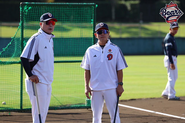 두산 홍원기 수석코치(좌)와 손시헌 QC코치 / 두산 베어스 제공