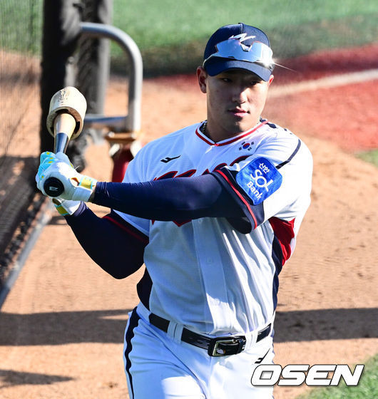 [OSEN=고양, 지형준 기자] 류지현 감독이 이끄는 야구대표팀이 2일 고양국가대표야구훈련장에서 소집, 첫 훈련을 진행했다.대표팀은 2일과 3일 고양국가대표야구훈련장에서 훈련을 진행하며, 4일부터는 서울 고척스카이돔으로 장소를 옮겨 12일출국 전까지 훈련한다.2025 NAVER K-BASEBALL SERIES는 오는8일과 9일고척스카이돔에서 열리는 체코 대표팀과의 2경기로 시작되며15일과 16일 양일에 걸쳐 도쿄돔에서 일본 대표팀과의 2경기가 예정되어 있다.야구대표팀 안현민이 타격 훈련을 하고 있다. 2025.11.02 /jpnews@osen.co.kr