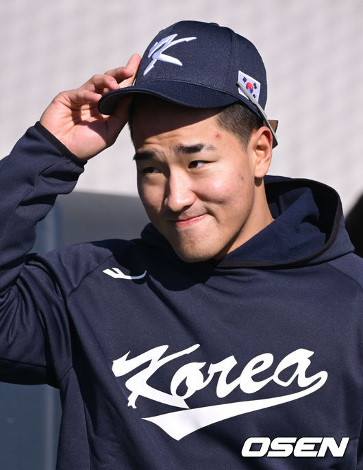 [OSEN=고양, 조은정 기자]류지현 감독이 이끄는 야구 대표팀이 3일 고양국가대표야구훈련장에서 훈련을 진행했다.대표팀은 4일부터 서울 고척스카이돔으로 장소를 옮겨 12일출국 전까지 훈련한다. 2025 NAVER K-BASEBALL SERIES는 오는8일과 9일고척스카이돔에서 열리는 체코 대표팀과의 2경기로 시작되며15일과 16일 양일에 걸쳐 도쿄돔에서 일본 대표팀과의 2경기가 예정되어 있다.야구 대표팀 안현민이 훈련을 위해 그라운드에 들어서고 있다. 2025.11.03 /cej@osen.co.kr