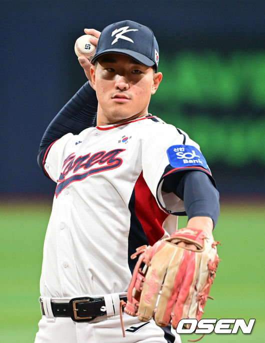 [OSEN=고척, 조은정 기자]류지현 감독이 이끄는 야구 대표팀이 7일 고척스카이돔에서 훈련을 진행했다.대표팀은 오는8일과 9일고척스카이돔에서 열리는 2025 K-베이스볼 시리즈 체코 대표팀과의 2경기를 시작으로15일과 16일 양일에 걸쳐 도쿄돔에서 일본 대표팀과 2경기를 치른다.야구 대표팀 안현민이 캐치볼을 하고 있다. 2025.11.07 /cej@osen.co.kr