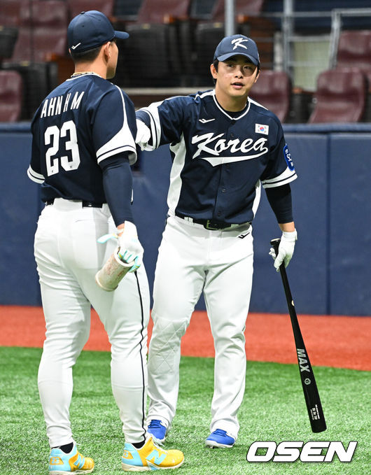 [OSEN=고척, 조은정 기자]류지현 감독이 이끄는 야구 대표팀이 5일 고척스카이돔에서 훈련을 진행했다.대표팀은 오는8일과 9일고척스카이돔에서 열리는 2025 K-베이스볼 시리즈 체코 대표팀과의 2경기를 시작으로15일과 16일 양일에 걸쳐 도쿄돔에서 일본 대표팀과 2경기를 치른다.야구대표팀 문현빈이 훈련 중 박해민과 대화를 하고 있다. 2025.11.05 /cej@osen.co.kr