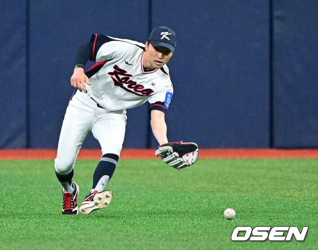 [OSEN=고척, 조은정 기자]류지현 감독이 이끄는 야구 대표팀이 7일 고척스카이돔에서 훈련을 진행했다.대표팀은 오는8일과 9일고척스카이돔에서 열리는 2025 K-베이스볼 시리즈 체코 대표팀과의 2경기를 시작으로15일과 16일 양일에 걸쳐 도쿄돔에서 일본 대표팀과 2경기를 치른다.야구 대표팀 박해민이 훈련을 하고 있다. 2025.11.07 /cej@osen.co.kr