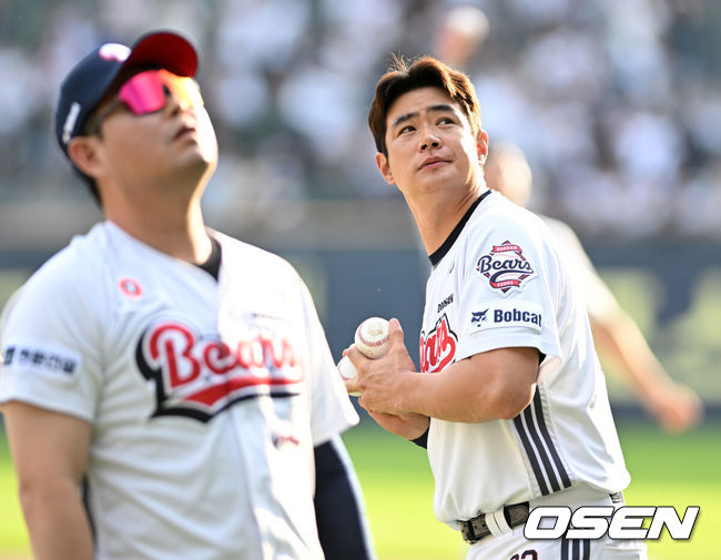 [OSEN=잠실, 이대선 기자] 두산 김재환이 1000만 관중 달성을 기념해 관중석을 향해 기념구를 던져주고 있다. 2025.09.27 /sunday@osen.co.kr