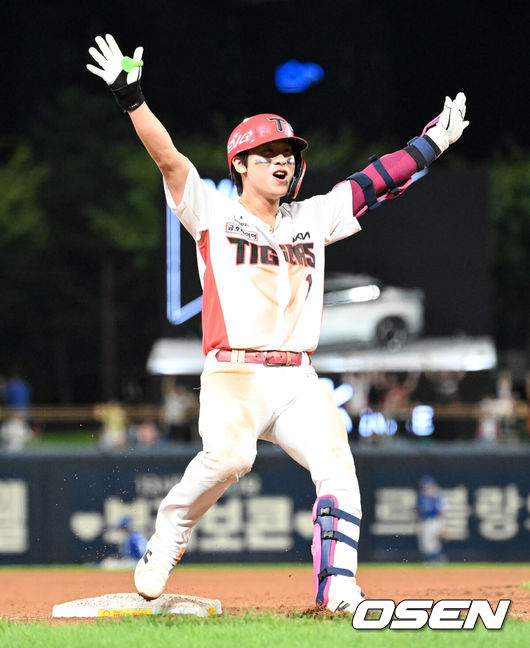 [OSEN=광주, 이대선 기자] 8회말 무사 1,3루에서 KIA 박찬호가 우중간 2타점 적시 3루타를 치고 환호하고 있다. 2025.09.10 /sunday@osen.co.kr