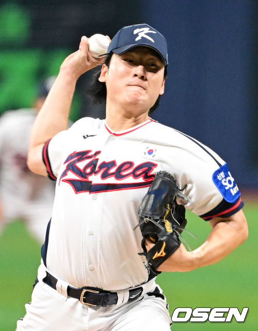 [OSEN=고척, 조은정 기자]8일 서울 구로구 고척스카이돔에서 ‘2025 NAVER K-BASEBALL SERIES’ 대한민국 야구 대표팀과 체코 야구 대표팀의 경기가 열렸다.한국은8일과 9일 2025 K-베이스볼 시리즈 체코 대표팀과의 2경기를 시작으로15일과 16일 양일에 걸쳐 도쿄돔에서 일본 대표팀과 2경기를 치른다.1회초 한국 선발 곽빈이 역투하고 있다. 2025.11.08 /cej@osen.co.kr