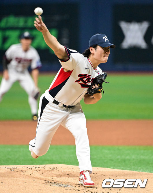 [OSEN=고척, 조은정 기자]8일 서울 구로구 고척스카이돔에서 ‘2025 NAVER K-BASEBALL SERIES’ 대한민국 야구 대표팀과 체코 야구 대표팀의 경기가 열렸다.한국은8일과 9일 2025 K-베이스볼 시리즈 체코 대표팀과의 2경기를 시작으로15일과 16일 양일에 걸쳐 도쿄돔에서 일본 대표팀과 2경기를 치른다.1회초 한국 선발 곽빈이 역투하고 있다. 2025.11.08 /cej@osen.co.kr