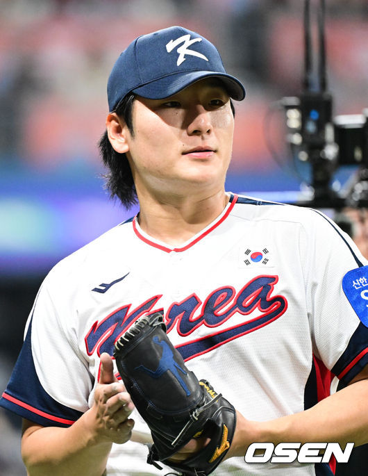 [OSEN=고척, 조은정 기자]8일 서울 구로구 고척스카이돔에서 ‘2025 NAVER K-BASEBALL SERIES’ 대한민국 야구 대표팀과 체코 야구 대표팀의 경기가 열렸다.한국은8일과 9일 2025 K-베이스볼 시리즈 체코 대표팀과의 2경기를 시작으로15일과 16일 양일에 걸쳐 도쿄돔에서 일본 대표팀과 2경기를 치른다.1회초 이닝을 마친 한국 곽빈이 야수진을 향해 박수를 보내고 있다. 2025.11.08 /cej@osen.co.kr