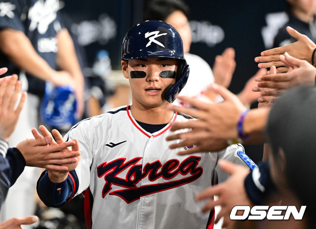 [OSEN=고척, 조은정 기자]8일 서울 구로구 고척스카이돔에서 ‘2025 NAVER K-BASEBALL SERIES’ 대한민국 야구 대표팀과 체코 야구 대표팀의 경기가 열렸다.한국은8일과 9일 2025 K-베이스볼 시리즈 체코 대표팀과의 2경기를 시작으로15일과 16일 양일에 걸쳐 도쿄돔에서 일본 대표팀과 2경기를 치른다.1회말 1사 3루 한국 송성문의 선제 적시타에 득점을 올린 김주원이 환영을 받고 있다. 2025.11.08 /cej@osen.co.kr