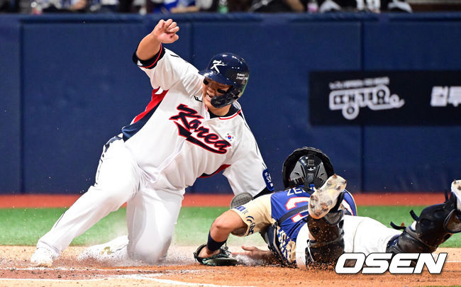 [OSEN=고척, 조은정 기자]8일 서울 구로구 고척스카이돔에서 ‘2025 NAVER K-BASEBALL SERIES’ 대한민국 야구 대표팀과 체코 야구 대표팀의 경기가 열렸다.한국은8일과 9일 2025 K-베이스볼 시리즈 체코 대표팀과의 2경기를 시작으로15일과 16일 양일에 걸쳐 도쿄돔에서 일본 대표팀과 2경기를 치른다.2회말 1사 3루 한국 한동희가 최재훈 희생타에 득점을 올리고 있다. 2025.11.08 /cej@osen.co.kr