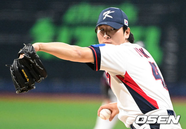 [OSEN=고척, 조은정 기자]8일 서울 구로구 고척스카이돔에서 ‘2025 NAVER K-BASEBALL SERIES’ 대한민국 야구 대표팀과 체코 야구 대표팀의 경기가 열렸다.한국은8일과 9일 2025 K-베이스볼 시리즈 체코 대표팀과의 2경기를 시작으로15일과 16일 양일에 걸쳐 도쿄돔에서 일본 대표팀과 2경기를 치른다.1회초 한국 선발 곽빈이 역투하고 있다. 2025.11.08 /cej@osen.co.kr