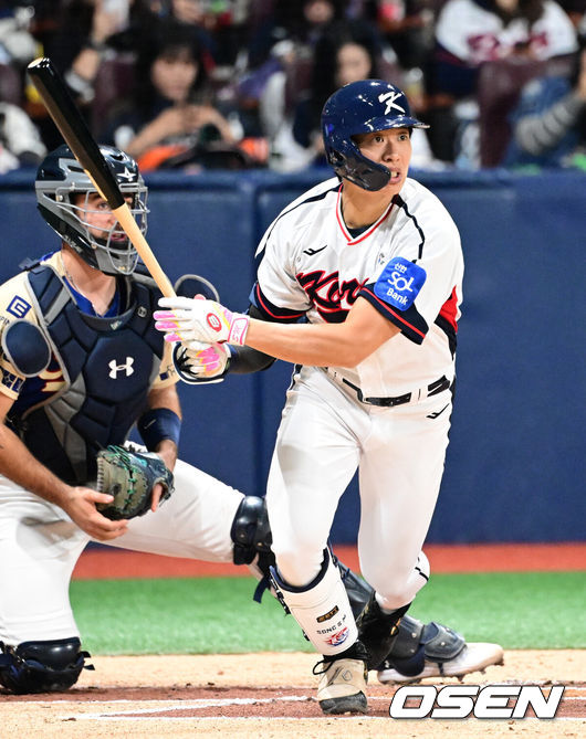 [OSEN=고척, 조은정 기자]8일 서울 구로구 고척스카이돔에서 ‘2025 NAVER K-BASEBALL SERIES’ 대한민국 야구 대표팀과 체코 야구 대표팀의 경기가 열렸다.한국은8일과 9일 2025 K-베이스볼 시리즈 체코 대표팀과의 2경기를 시작으로15일과 16일 양일에 걸쳐 도쿄돔에서 일본 대표팀과 2경기를 치른다.1회말 1사 3루 한국 송성문이 선제 적시타를 날리고 있다. 2025.11.08 /cej@osen.co.kr