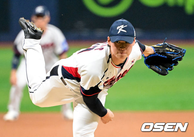 [OSEN=고척, 조은정 기자]8일 서울 구로구 고척스카이돔에서 ‘2025 NAVER K-BASEBALL SERIES’ 대한민국 야구 대표팀과 체코 야구 대표팀의 경기가 열렸다.한국은8일과 9일 2025 K-베이스볼 시리즈 체코 대표팀과의 2경기를 시작으로15일과 16일 양일에 걸쳐 도쿄돔에서 일본 대표팀과 2경기를 치른다.6회초 한국 이호성이 역투하고 있다. 2025.11.08 /cej@osen.co.kr