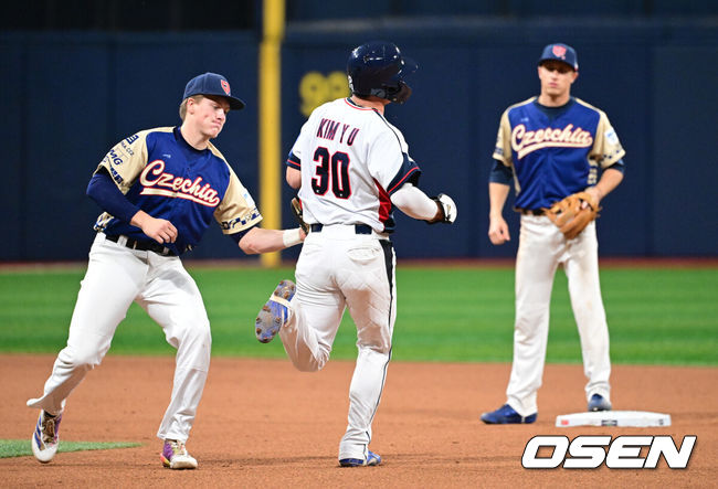 [OSEN=고척, 조은정 기자]8일 서울 구로구 고척스카이돔에서 ‘2025 NAVER K-BASEBALL SERIES’ 대한민국 야구 대표팀과 체코 야구 대표팀의 경기가 열렸다.한국은8일과 9일 2025 K-베이스볼 시리즈 체코 대표팀과의 2경기를 시작으로15일과 16일 양일에 걸쳐 도쿄돔에서 일본 대표팀과 2경기를 치른다.6회말 1사 1루에서 한국 김영웅이 체코 투수의 보크로 2루를 밟고 있다. 2025.11.08 /cej@osen.co.kr